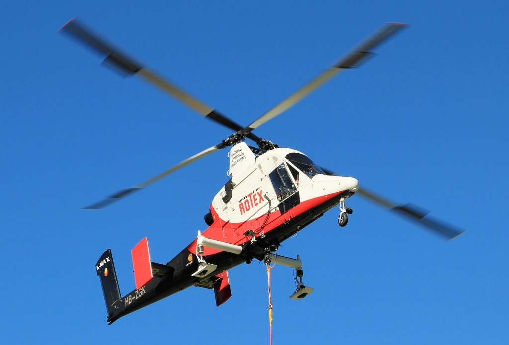 Kaman K-1200 K-Max im Schwebeflug mit Lastenseil