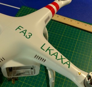 Exemple d'un numéro d'enregistrement appliqué sur un drone à usage récréatif.
